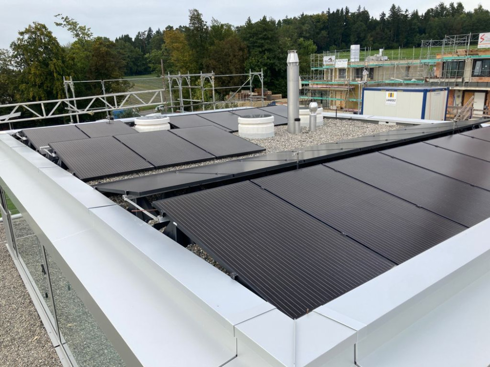 Seitliche Dachaufsicht mit 29x Soluxtec PV-Panels mit 340Wp