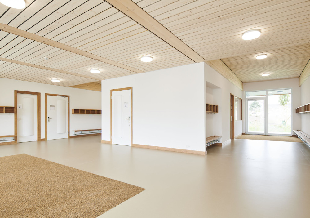 Einblick in Garderobe mit innenliegendem Kubus des Vorbereitungsraumes