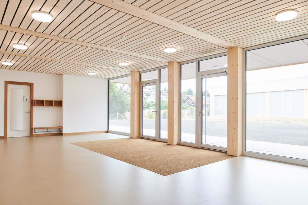 Einblick in den Garderobenbereich mit Gebäudezugang