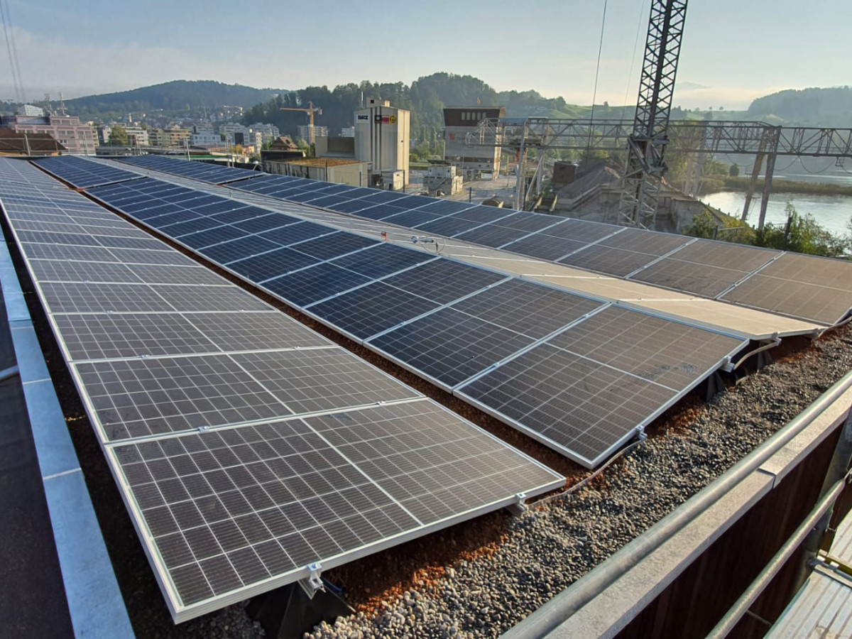 Seitliche Hauptdachansicht mit 120 Stk Ja Solar Panels à 345Wp