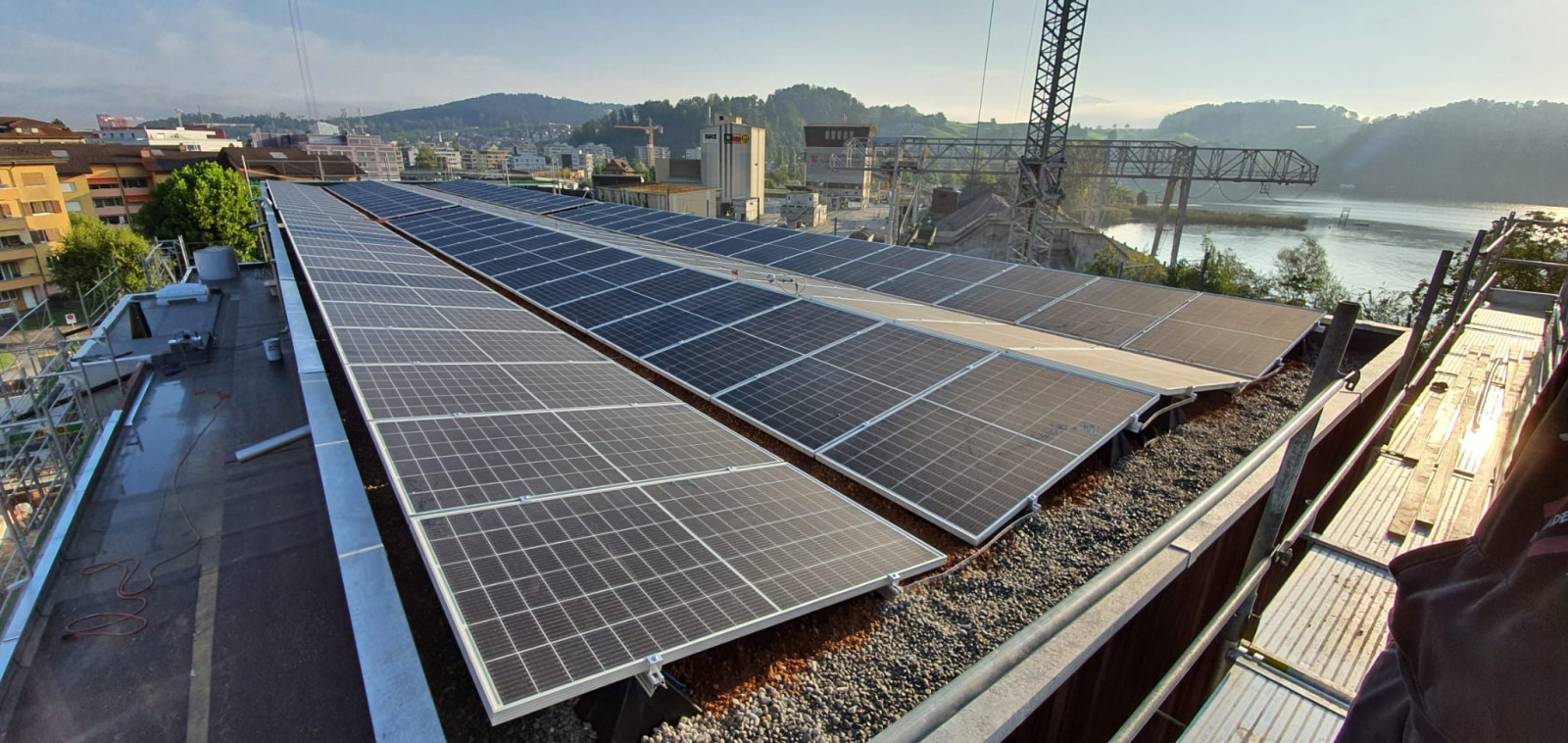 Seitliche Hauptdachansicht mit 120 Stk Ja Solar Panels à 345Wp