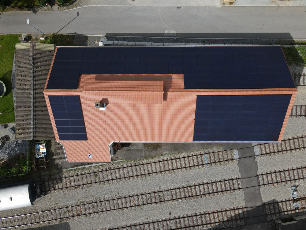 Dachaufsicht mit 130 PV-Panels à 390Wp von Meyer Burger