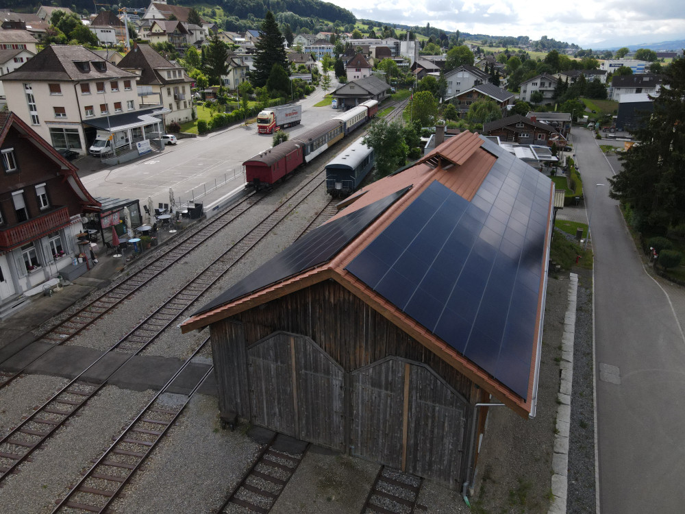 Westansicht des Lokomotivschuppens mit durchgehender Photovoltaik-Fläche