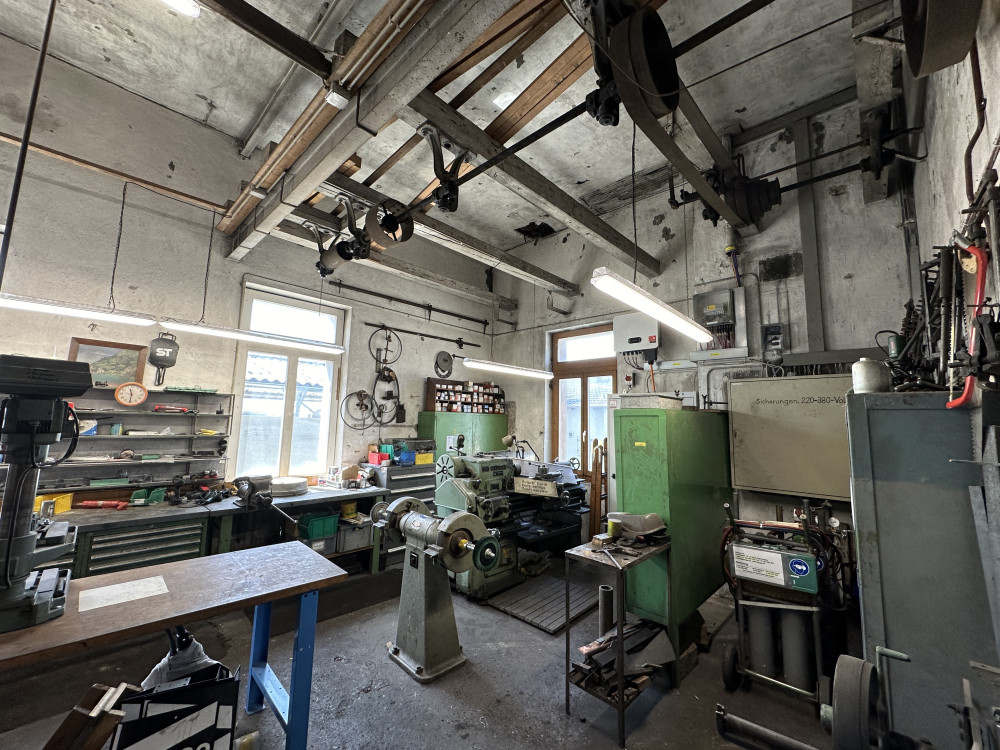 Einblick in die Werkstatt mit staubgeschützen Wannenleuchten